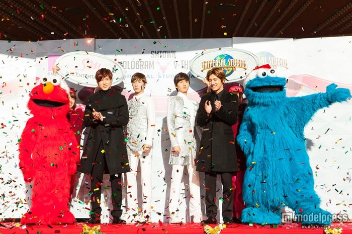 ユニバーサル・スタジオ・ジャパンにサプライズ登場した東方神起(左から:ユンホ、チャンミン)