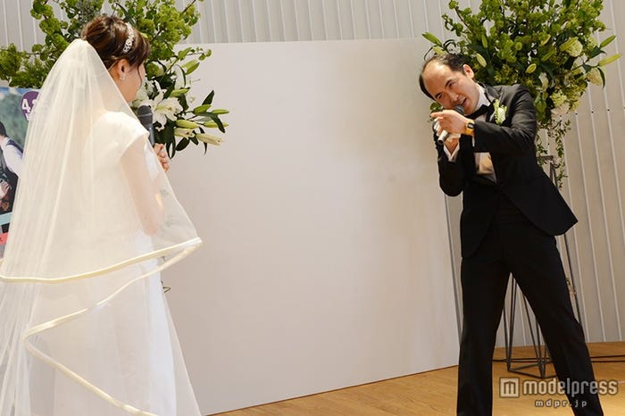 高橋愛に歌をプレゼントするトレンディエンジェルの斎藤司