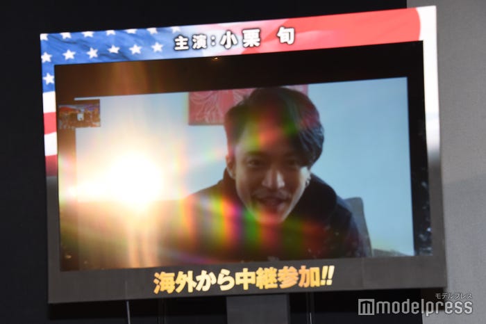 中継で記者会見に参加した小栗旬(C)モデルプレス