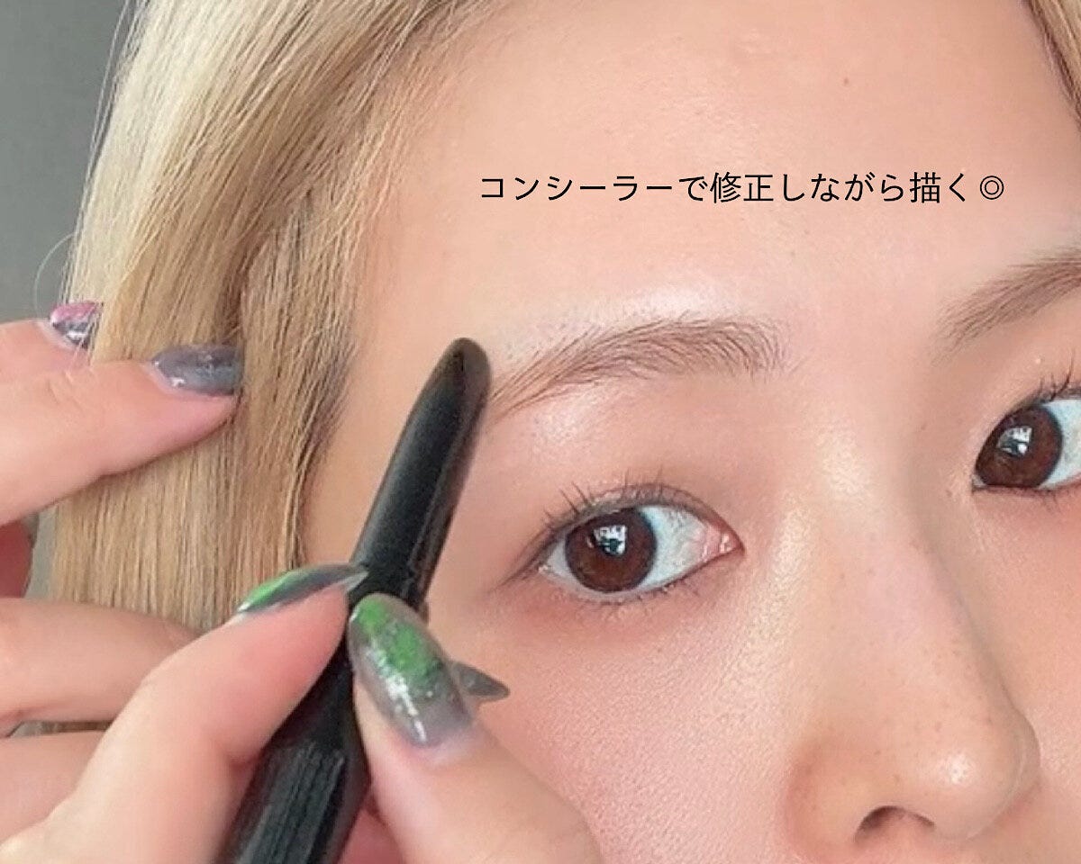 コンシーラーを使ってアーチ眉をつくる