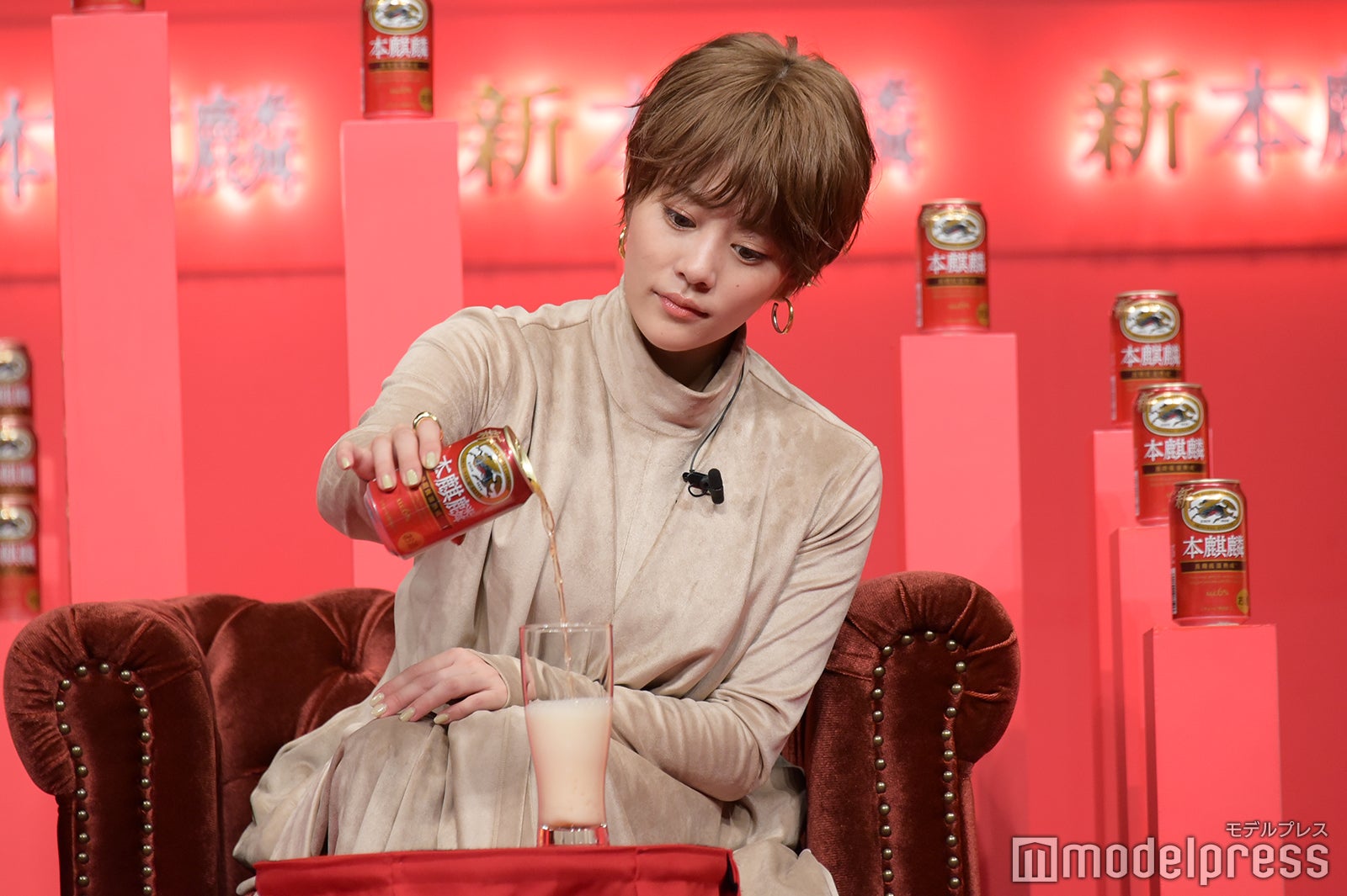 グラスにつぐ高畑充希（C）モデルプレス