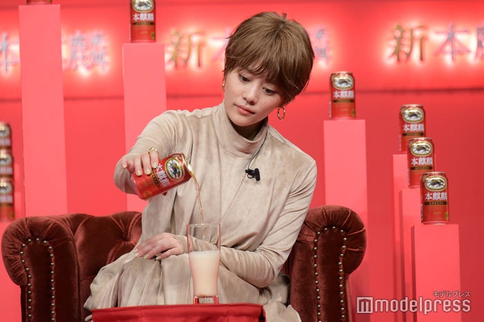 グラスにつぐ高畑充希(C)モデルプレス