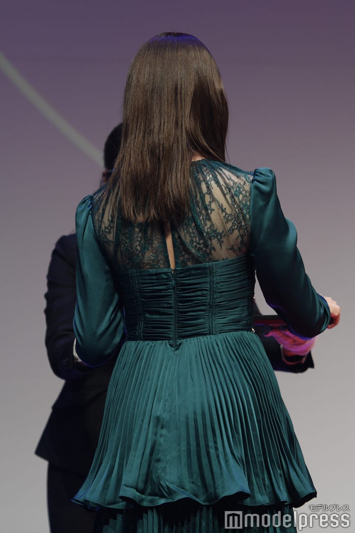 シースルーで美しい背中を披露した小嶋陽菜 (C)モデルプレス