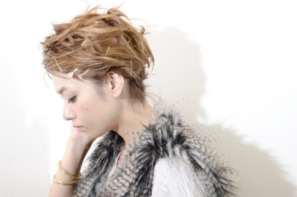 ピンを使った前髪のヘアアレンジ特集 留め方一つでおしゃれにする方法とは モデルプレス ピンを使った前髪のヘアアレンジ特集 留め方一つでおしゃれにする方法とは モデルプレス