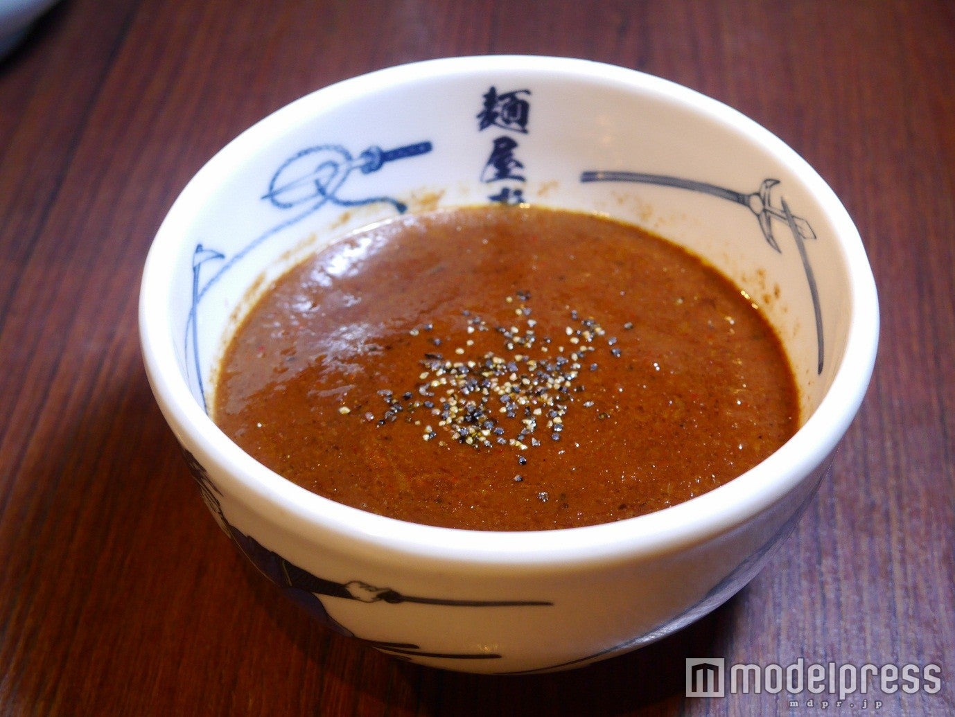 ガーナミルク1枚と牛コンソメにスムージー状の4種の根菜を合わせたつけ汁／画像提供：ロッテ