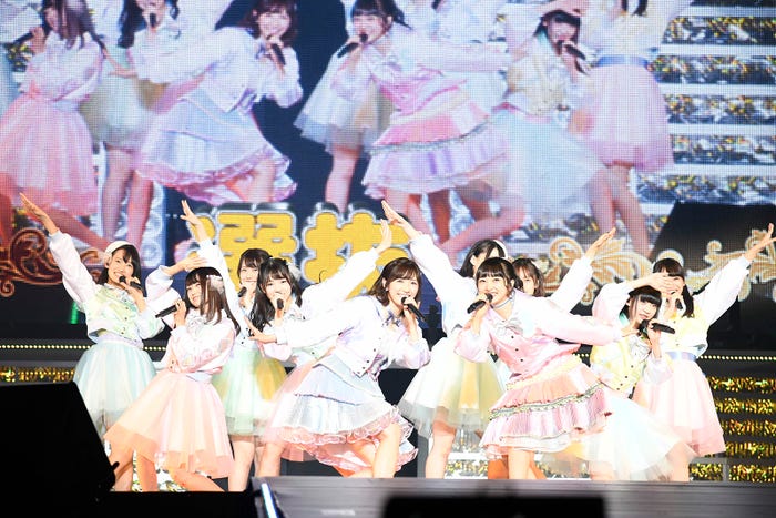 「渡辺麻友卒業コンサート~みんなの夢が叶いますように~」(C)AKS