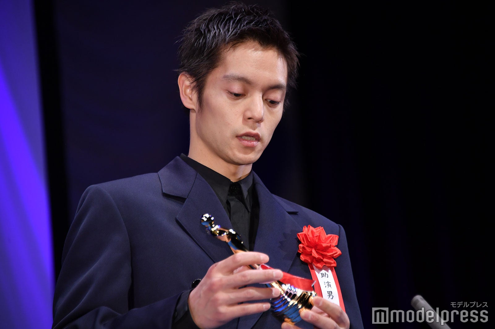 トロフィーを見つめる窪田正孝（C）モデルプレス