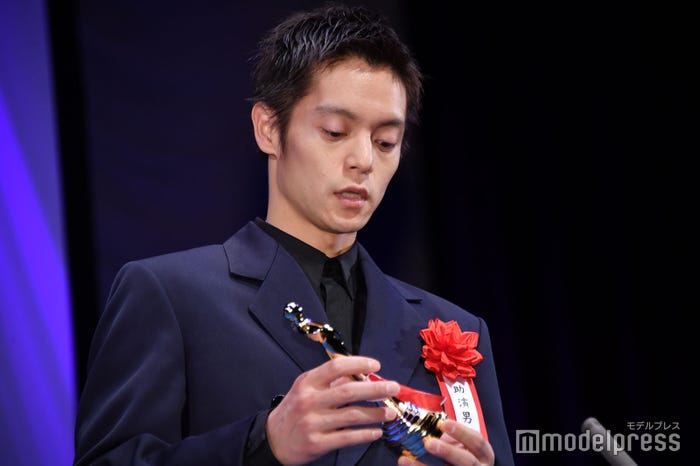 トロフィーを見つめる窪田正孝(C)モデルプレス