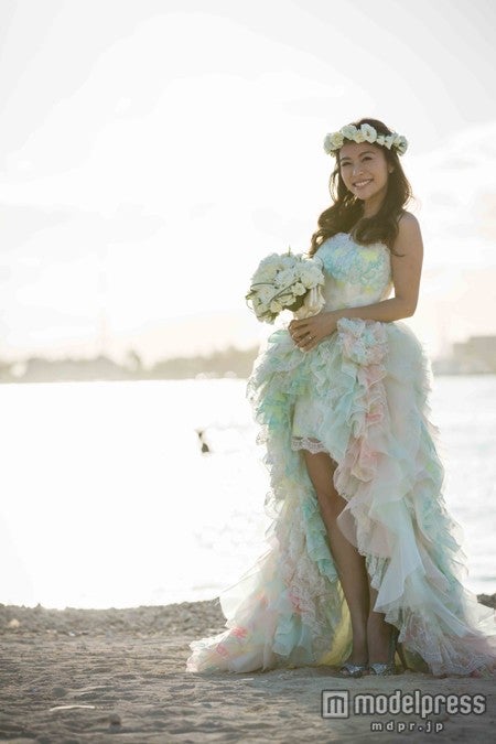 神戸蘭子 ハワイ挙式を報告 アロハ柄のウエディングドレス披露 モデルプレス 神戸蘭子 ハワイ挙式を報告 アロハ柄のウエディングドレス披露 モデルプレス