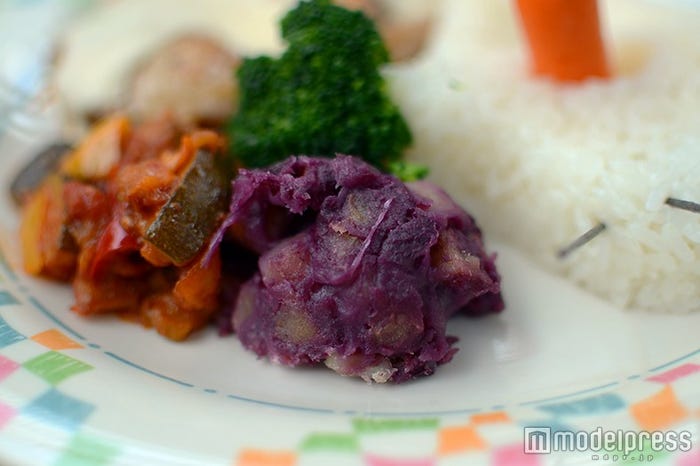 紫いもとさつまいもの付け合せ(C)モデルプレス