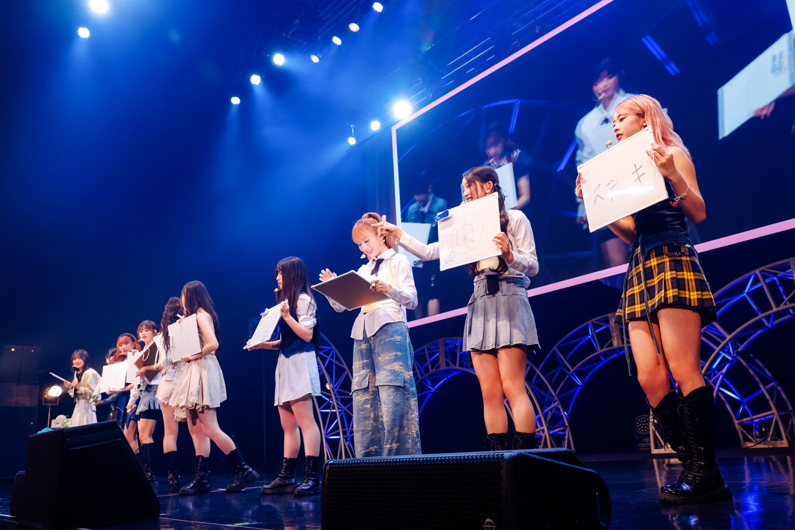 「LAで食べておいしかったもの」の回答を出すME:Iメンバー「“Hi‐Five” RELEASE SHOW CASE」（C）LAPONE GIRLS