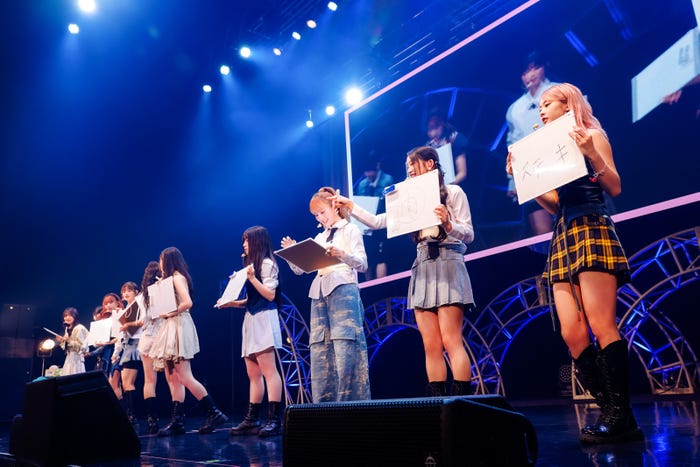 「LAで食べておいしかったもの」の回答を出すME:Iメンバー「“Hi‐Five” RELEASE SHOW CASE」(C)LAPONE GIRLS