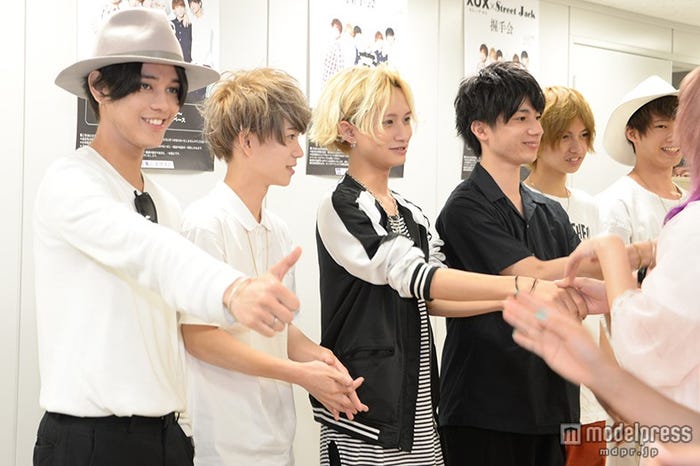 450人のファンが詰めかけた握手会