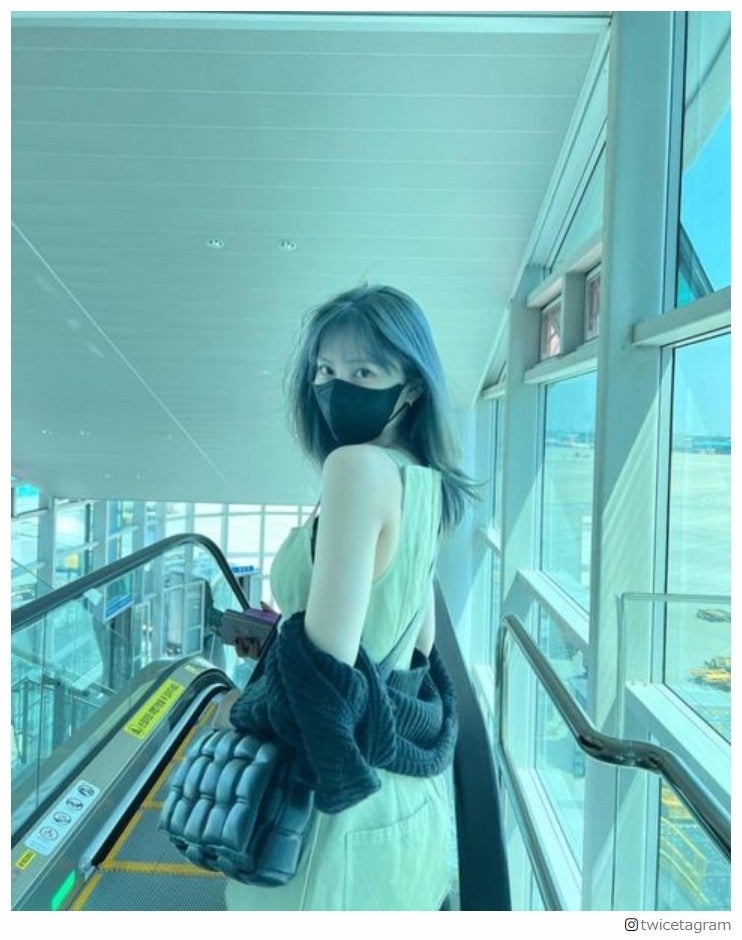 TWICEモモ、“ダヒョン撮影”空港ファッションショットに「スタイル抜群」「美しい」の声