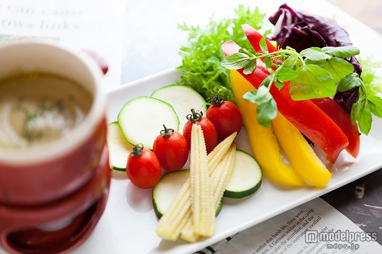 「彩り野菜のバーニャカウダ―」1，280円（税抜）／画像提供：Globridge