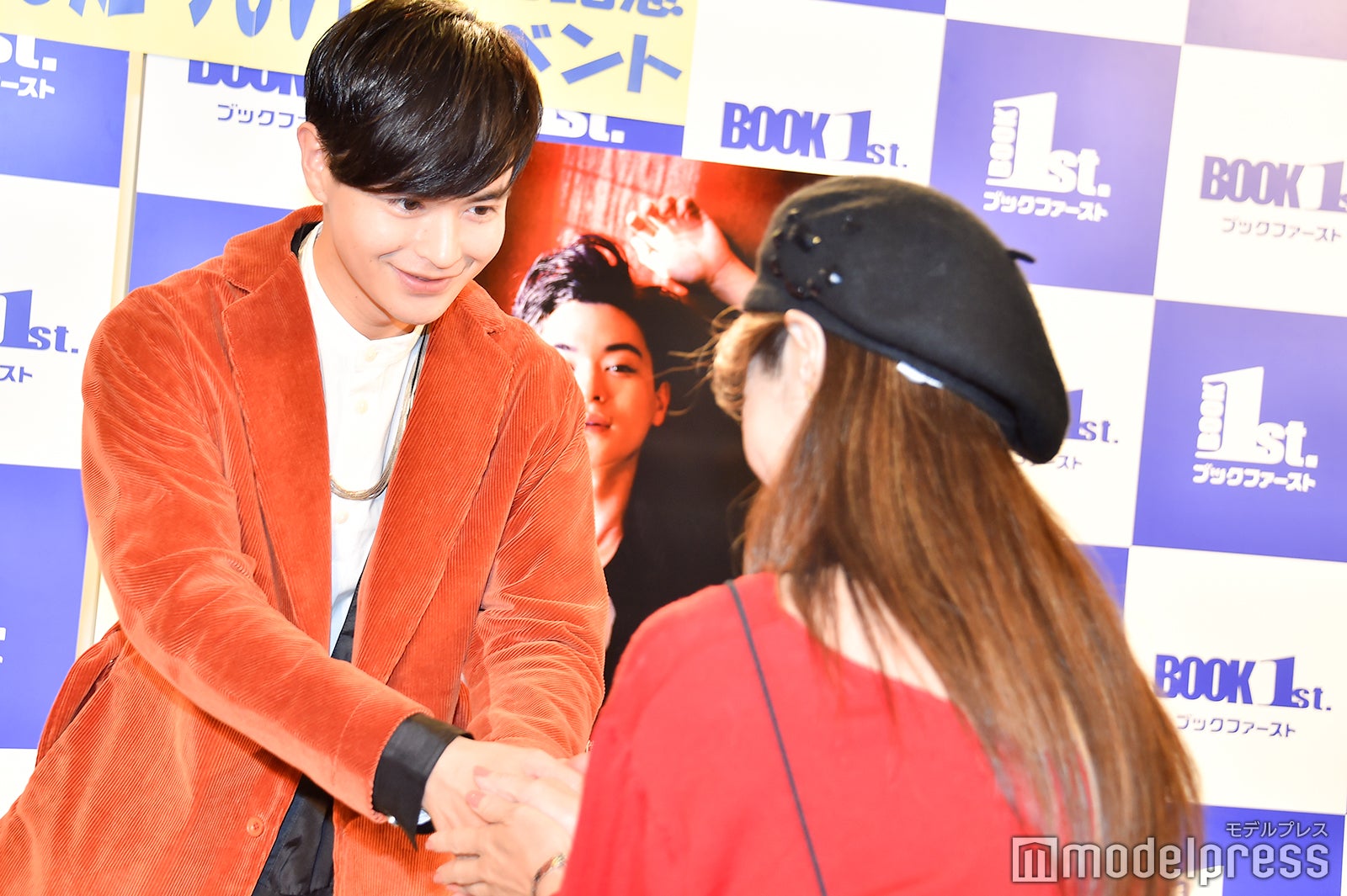 ファンと握手する瀬戸康史／この日は2000人のファンが来場予定（C）モデルプレス