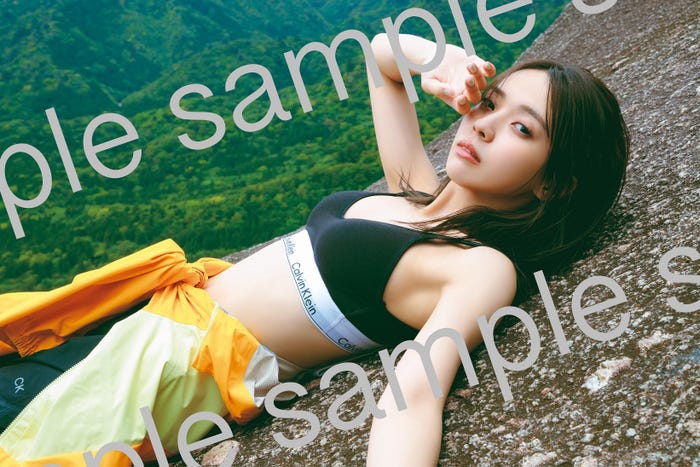 小林由依2nd写真集「意外性」講談社(ランダム封入特典ポストカード)/撮影:柴田フミコ