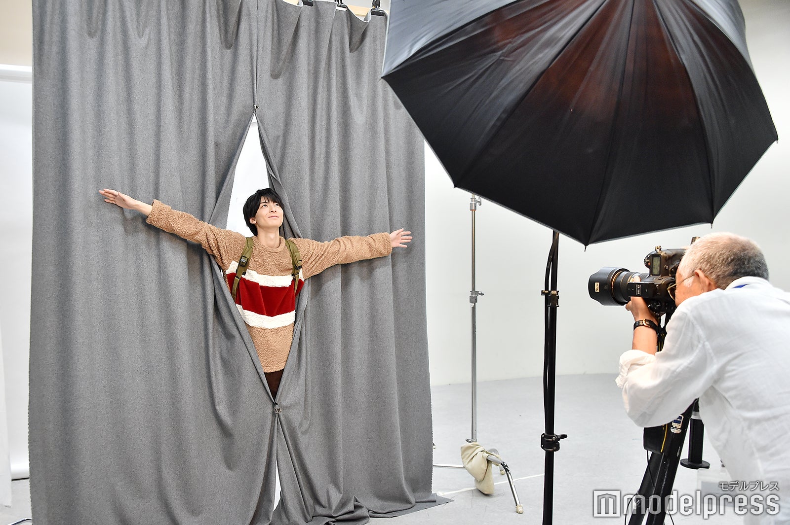 「自由に」と言われ、思わず大胆なポーズになる高杉真宙（C）モデルプレス