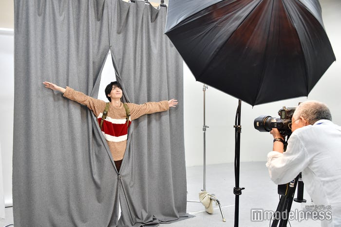「自由に」と言われ、思わず大胆なポーズになる高杉真宙(C)モデルプレス