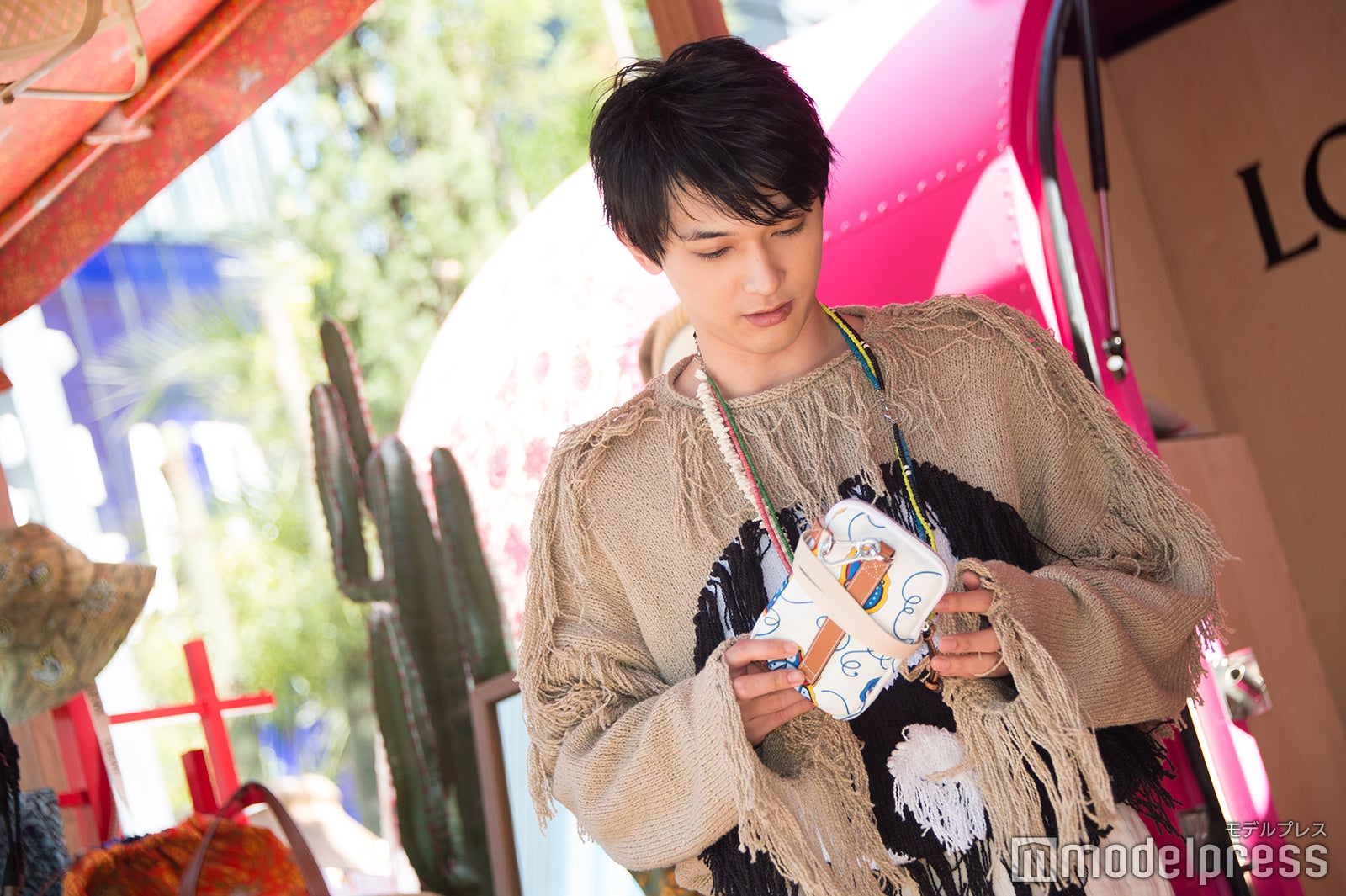 ショップのアイテムをチェックする吉沢亮 （C）モデルプレス