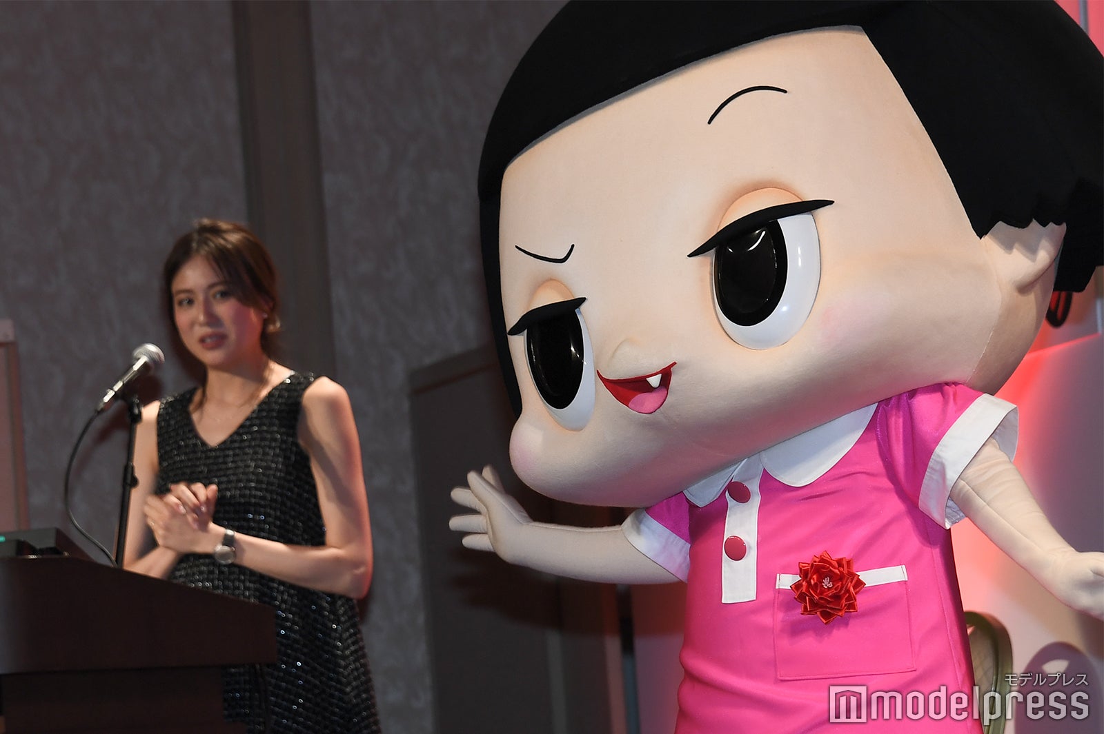 笹川友里アナウンサーに質問するチコちゃん （C）モデルプレス