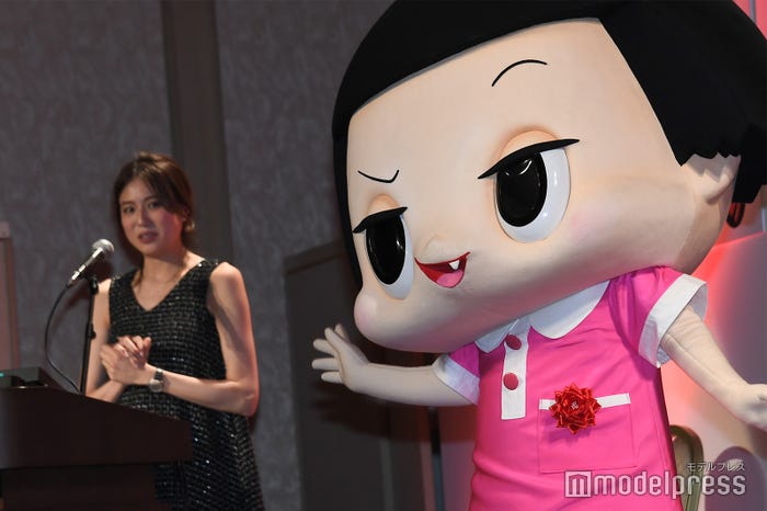 笹川友里アナウンサーに質問するチコちゃん (C)モデルプレス