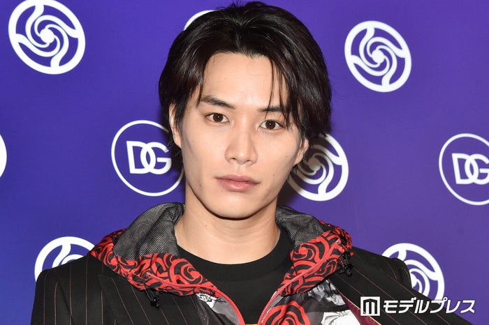 鈴木伸之、人気女性芸能人とのカフェショット公開「羨ましい」「何繋がり？」と話題