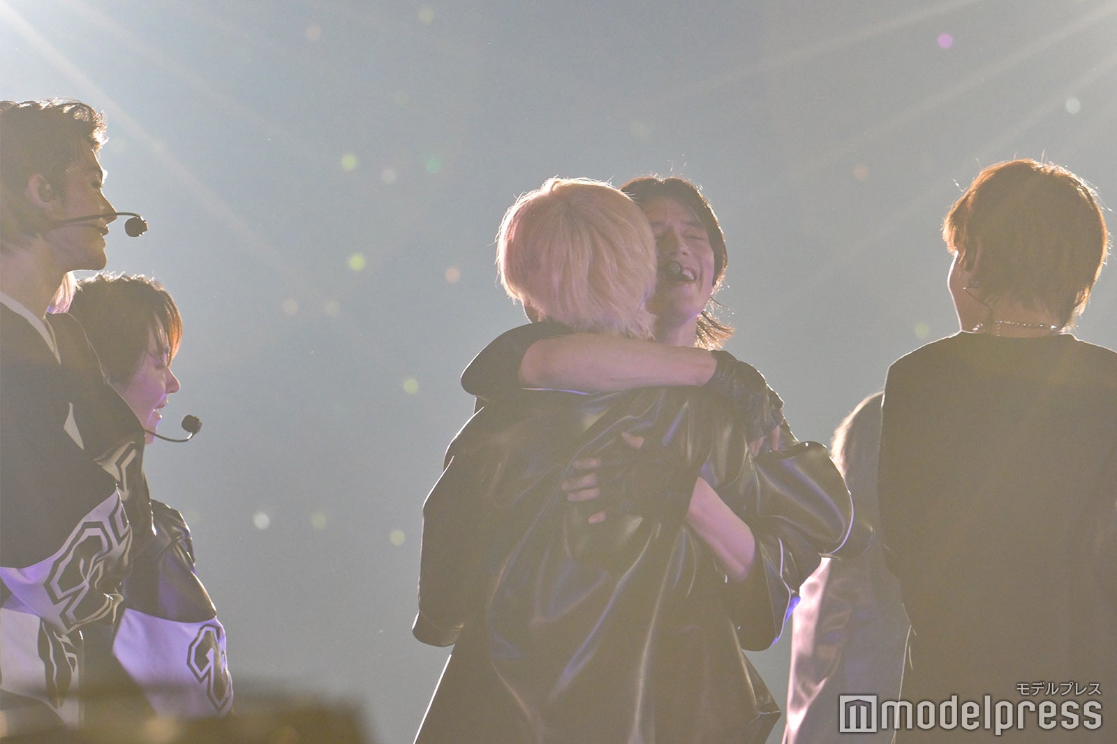 TAKIに思いっきりハグをするK「BEAT AX」&TEAM（C）モデルプレス