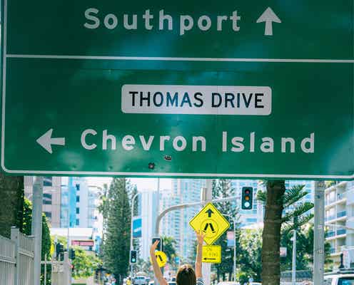 富田鈴花“象徴的な後ろ姿”バックカバー4種&秋元康氏による帯コメント解禁【鈴花サーキット】