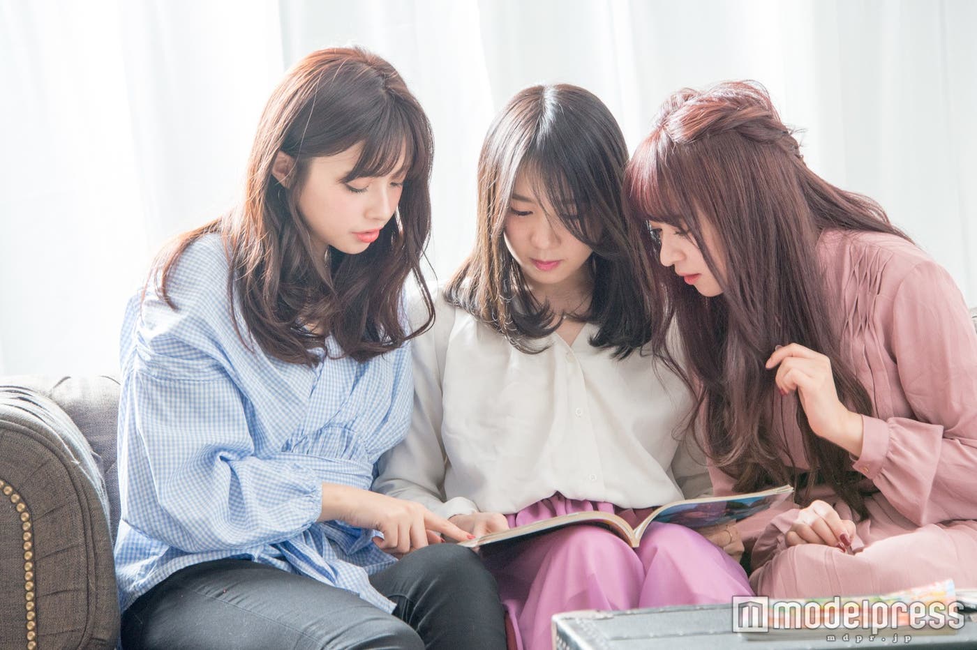 春休みの旅行を計画中(C)モデルプレス