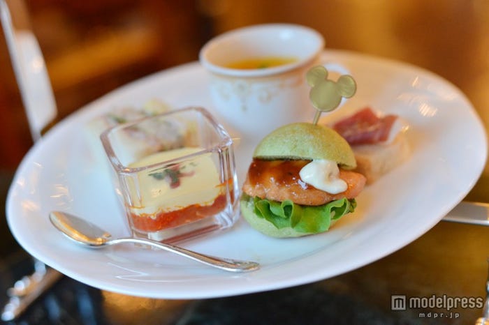 サンドウィッチ(ハムとツナサラダ、ガーリックトーストとプロシュート、ペペロナータ エッグソース、サーモンのソテーテリヤキソースサンドウィッチ)