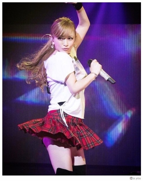 浜崎あゆみ、ミニスカートから美尻チラリ「見えちゃいそう」「超セクシー」と反響