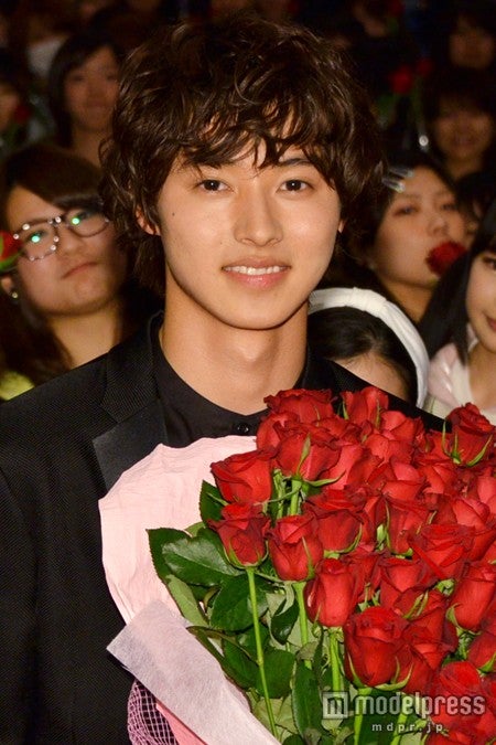 “バラの王子”山崎賢人のとろける笑顔に女性ファン絶叫