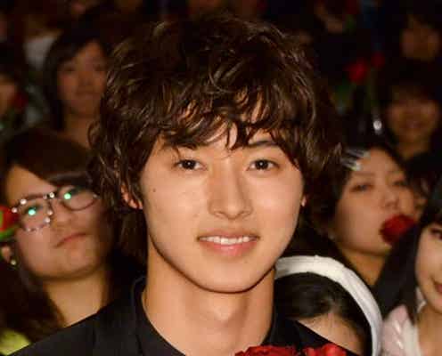 “バラの王子”山崎賢人のとろける笑顔に女性ファン絶叫