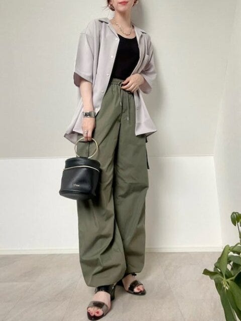 カーゴパンツ　コーデ　カーキ　夏