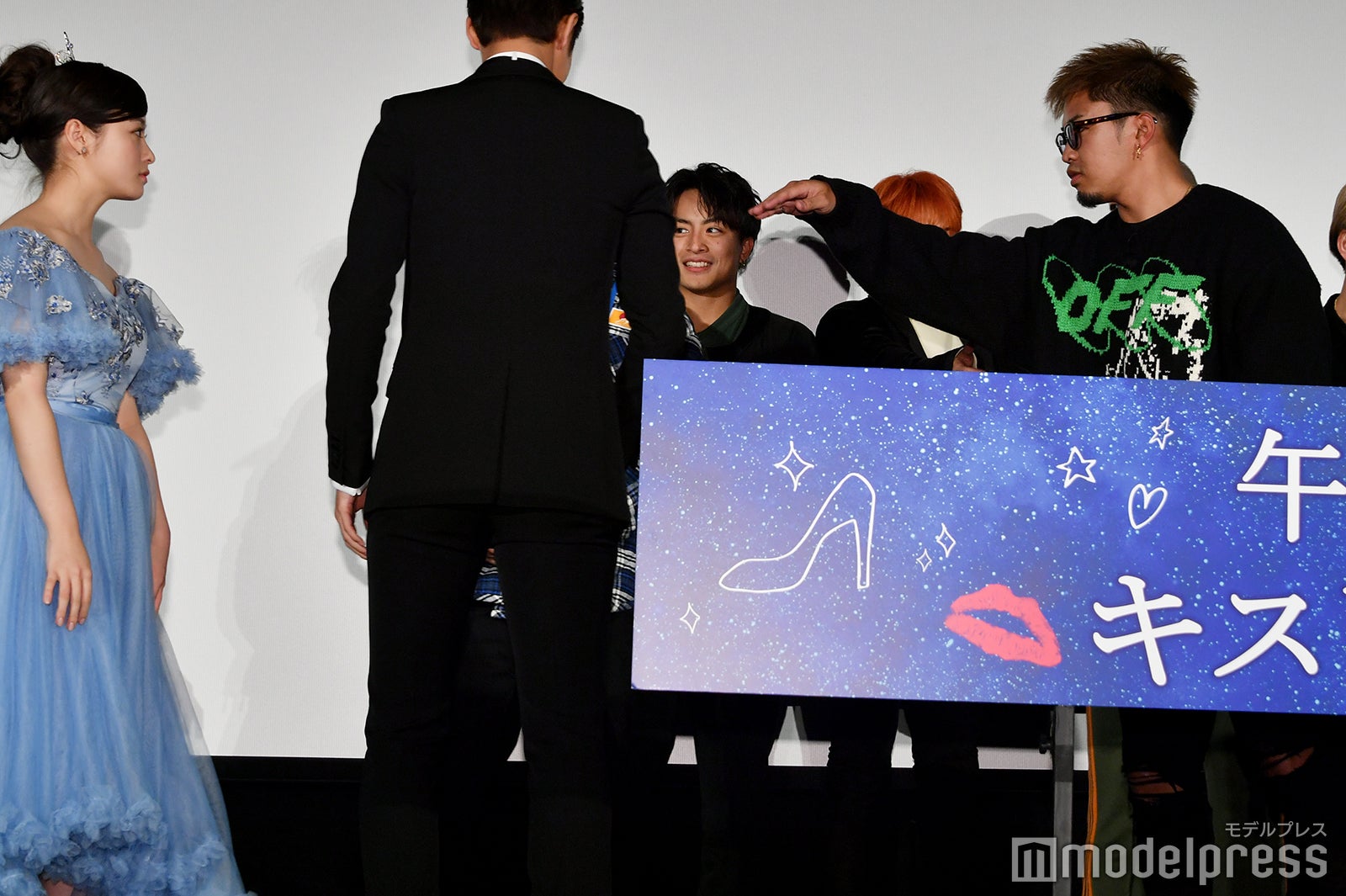 フォトセッション時、橋本環奈（左）を呼び2ショットで写ろうとする数原龍友（右）（C）モデルプレス