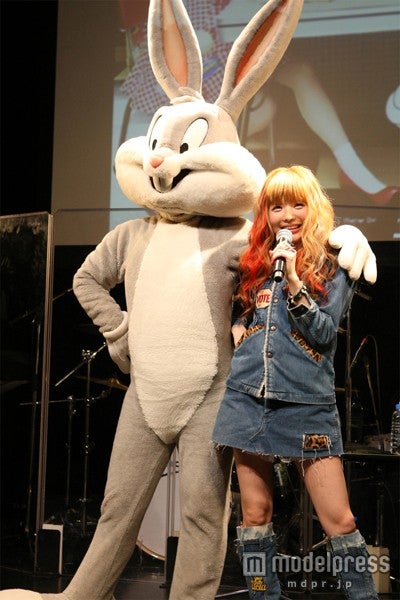 益若つばさ、キュートなミニスカ姿で躍動　初のワンマンライブでサプライズ発表＜ライブレポ／セットリスト＞