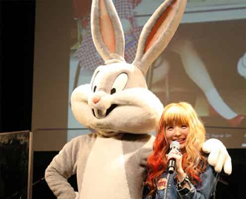 益若つばさ、キュートなミニスカ姿で躍動 初のワンマンライブでサプライズ発表<ライブレポ/セットリスト>