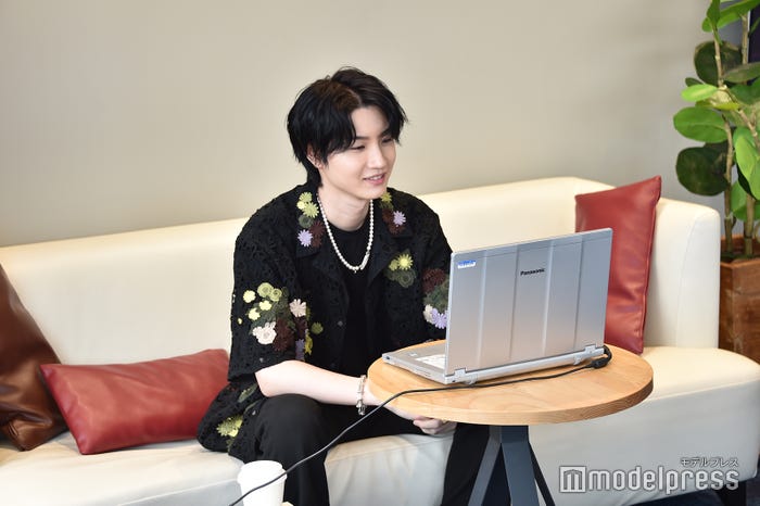 笑顔で取材に応じる桜田通(C)モデルプレス