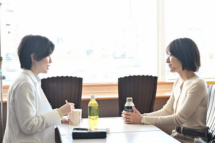 シム・ウンギョン、井上真央/ 「100万回 言えばよかった」第3話より(C)TBS