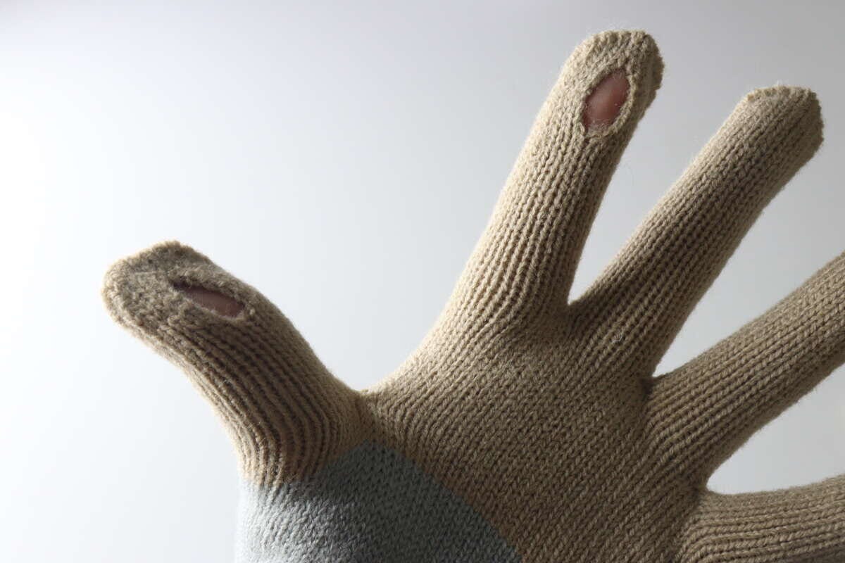 手袋を着用した手のひら側、人差し指と親指の指穴