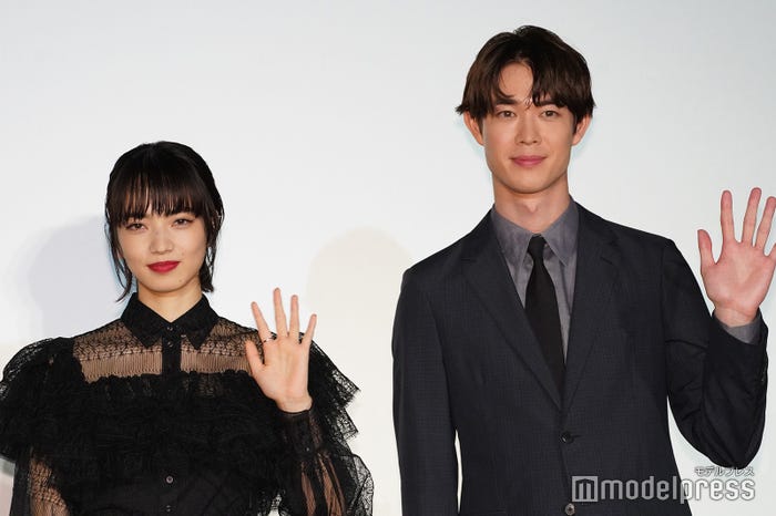 小松菜奈、宮沢氷魚(C)モデルプレス