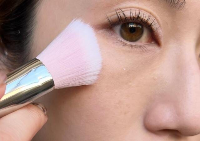 老け見えポイント③チークの入れる位置で若々しさが決まる