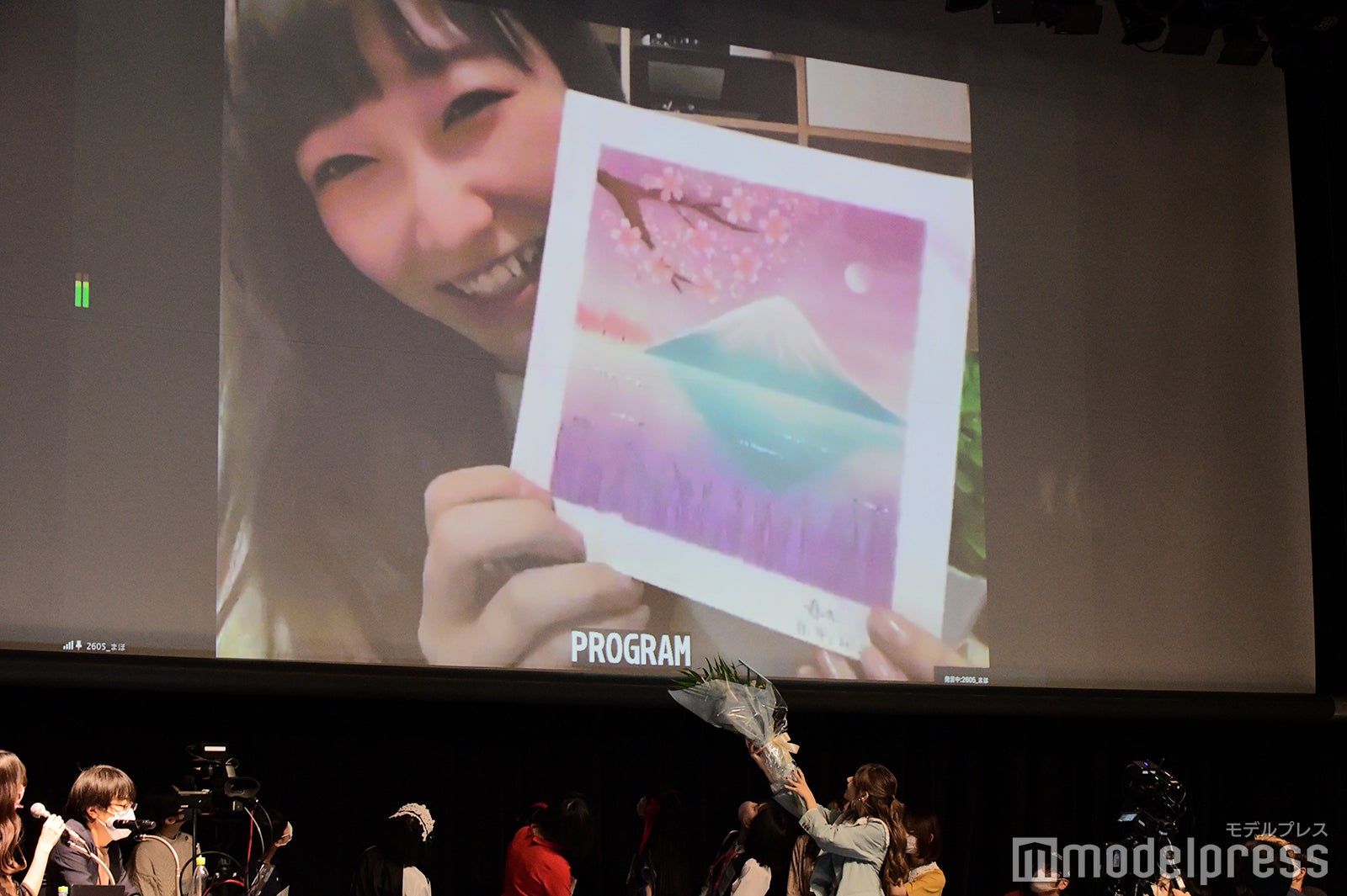 オンライン参加したまほさん （C）モデルプレス