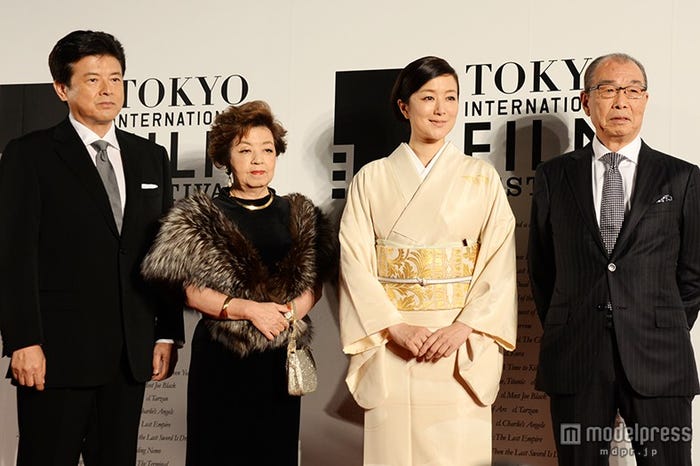 (左から)三浦友和、川村隆枝氏、鈴木京香、吉田直剛氏