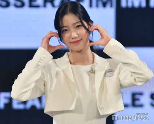 LE SSERAFIMカズハ、話題の腹筋をメンバー絶賛 宮脇咲良「芸術です」