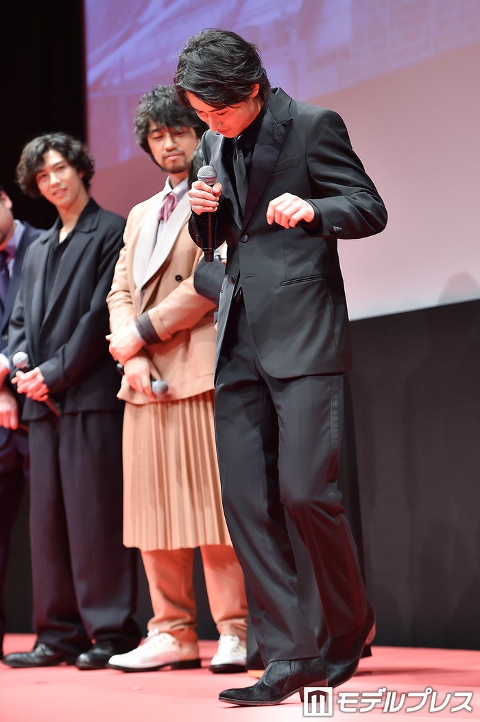 ステップを踏む山崎賢人 （C）モデルプレス