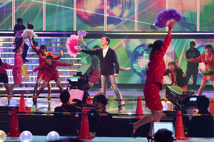 郷ひろみと大阪府立登美丘高校ダンス部(C)モデルプレス