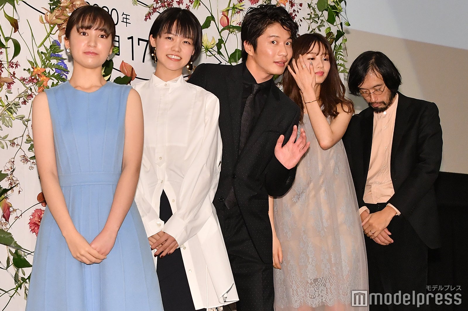 （左から）松木エレナ、志田彩良、ひょっこり手を振る田中圭、岡崎紗絵、今泉力哉監督（C）モデルプレス