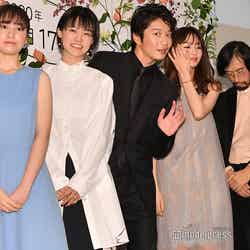 （左から）松木エレナ、志田彩良、ひょっこり手を振る田中圭、岡崎紗絵、今泉力哉監督（C）モデルプレス